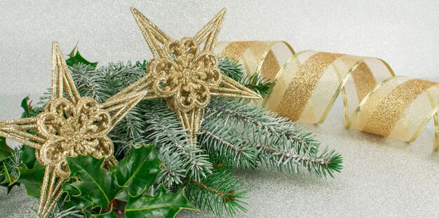 Vista de alto ângulo das decorações de Natal na parede