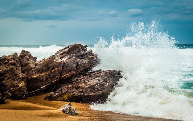 Vista de alto ângulo das ondas do mar correndo em direção à costa