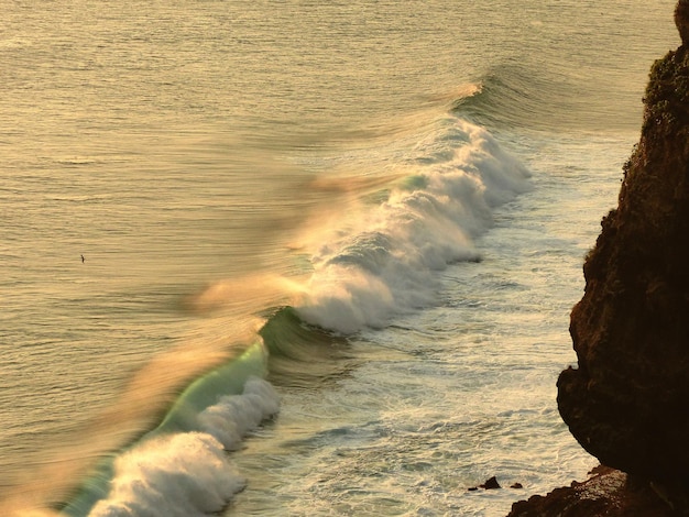 Foto vista de alto ângulo das ondas do mar