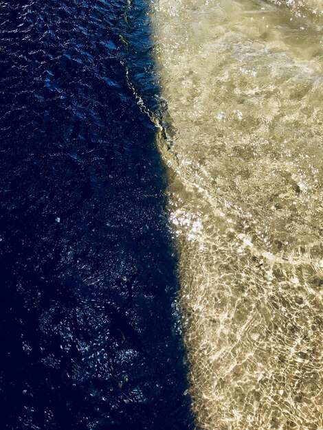 Foto vista de alto ângulo das ondas do mar