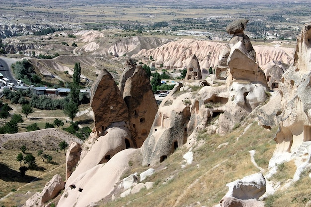 Vista de alto ângulo das rochas no castelo de Uchisar