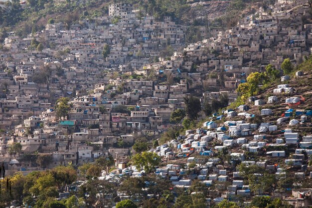 Foto vista de alto ângulo de acampamentos temporários em port-au-prince, haiti