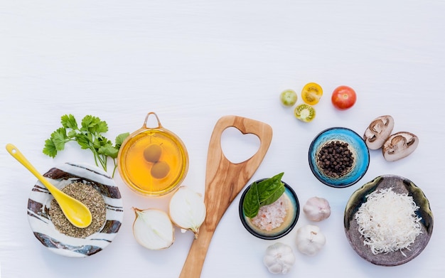 Vista de alto ângulo de alimentos contra fundo branco