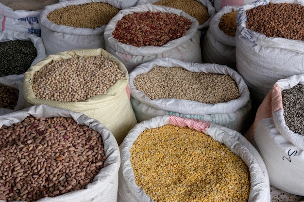 Vista de alto ângulo de alimentos em sacos para venda na loja