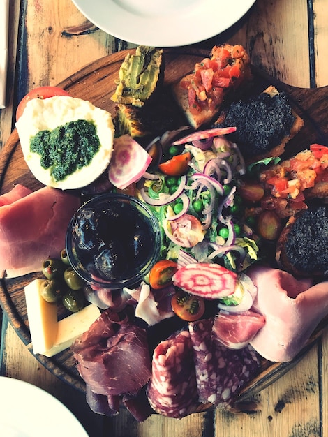 Vista de alto ângulo de alimentos na mesa