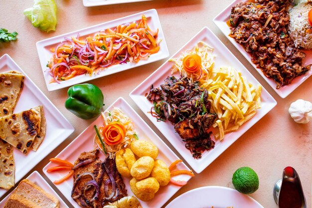 Foto vista de alto ângulo de alimentos na mesa