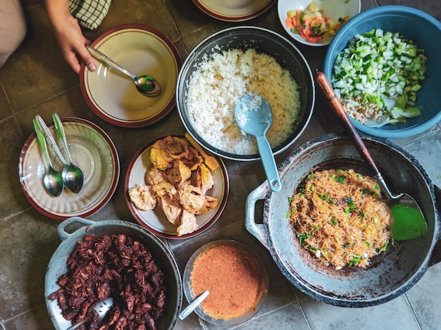 Vista de alto ângulo de alimentos na mesa