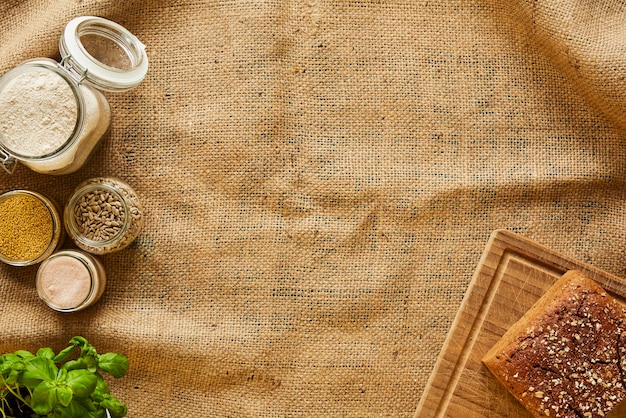 Vista de alto ângulo de alimentos na mesa