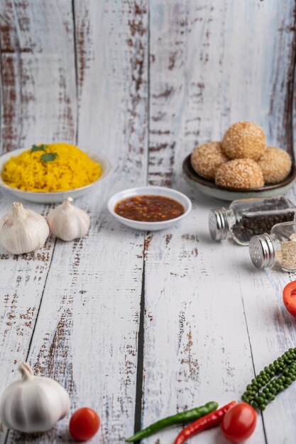 Vista de alto ângulo de alimentos na mesa