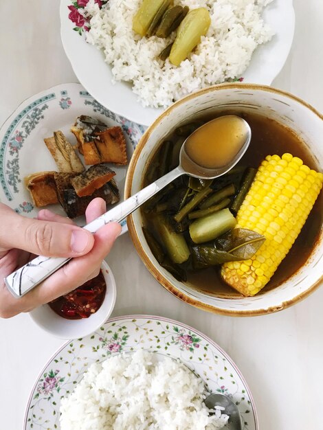 Foto vista de alto ângulo de alimentos na mesa