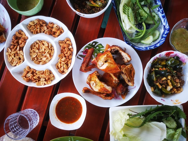 Foto vista de alto ângulo de alimentos na mesa