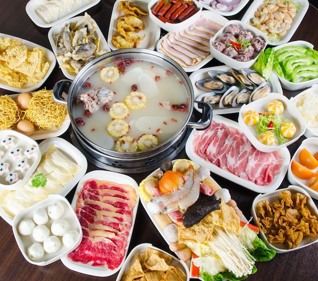 Vista de alto ângulo de alimentos na mesa
