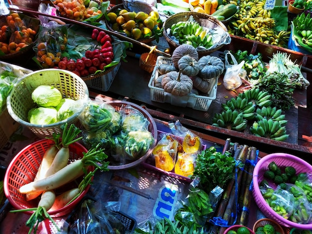 Vista de alto ângulo de alimentos para venda no mercado