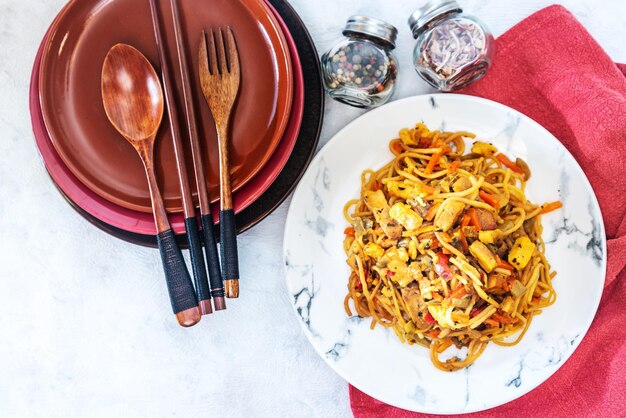 Foto vista de alto ângulo de alimentos servidos em prato na mesa