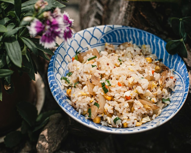 Foto vista de alto ângulo de arroz frito vegetariano na mesa