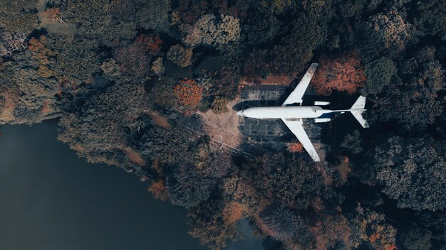 Foto vista de alto ângulo de avião abandonado