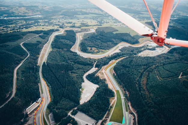 Foto vista de alto ângulo de avião voando sobre a paisagem