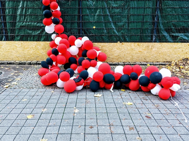 Foto vista de alto ângulo de balões na rua