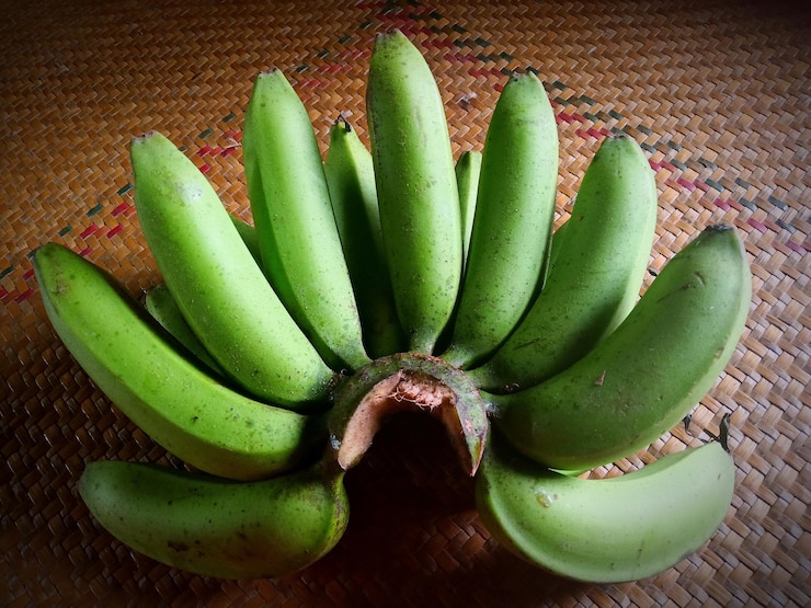 Foto vista de alto ângulo de banana na mesa