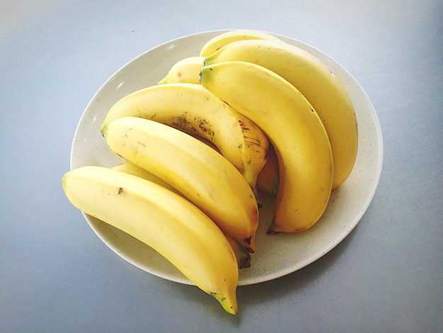Vista de alto ângulo de bananas na mesa