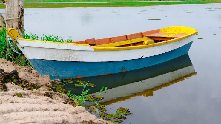 Foto vista de alto ângulo de barcos ancorados na água