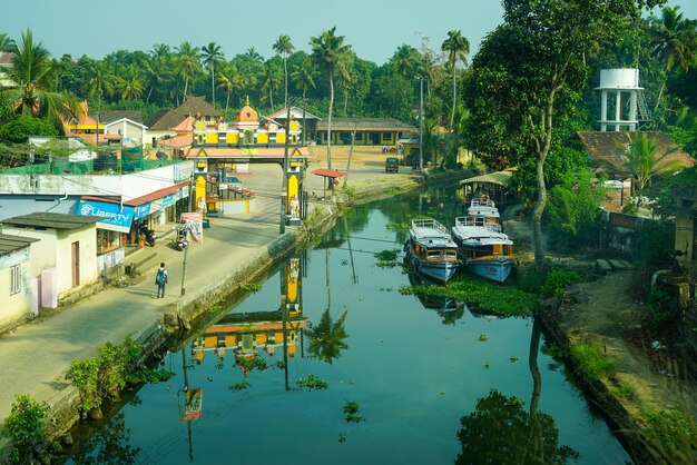 Vista de alto ângulo de barcos ancorados no lago