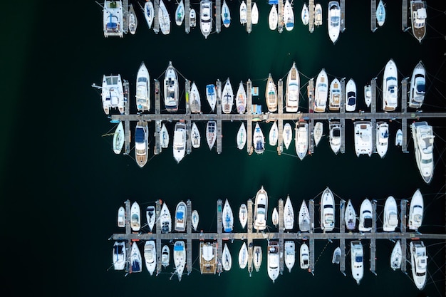 Vista de alto ângulo de barcos ancorados no mar