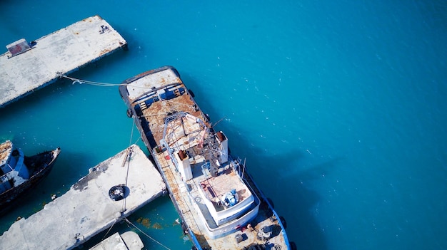 Foto vista de alto ângulo de barcos ancorados no mar