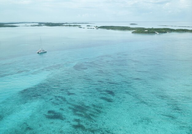 Vista de alto ângulo de barcos em um mar azul calmo