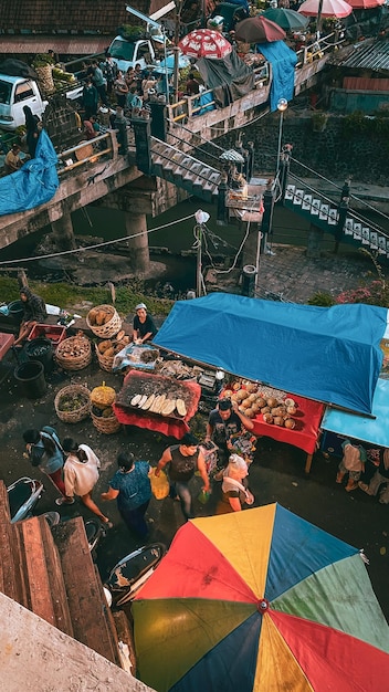 Foto vista de alto ângulo de barcos no mar