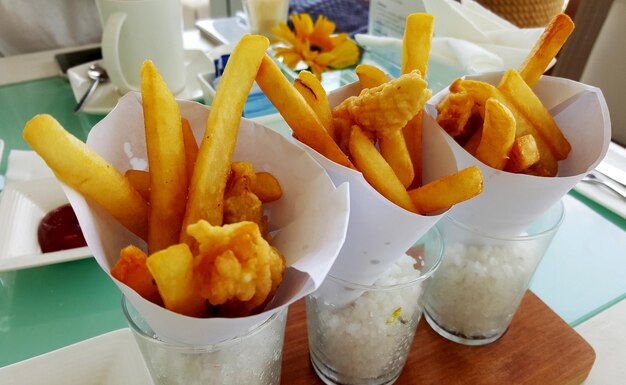 Vista de alto ângulo de batatas fritas em um restaurante