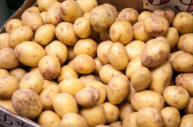 Vista de alto ângulo de batatas na barraca do mercado