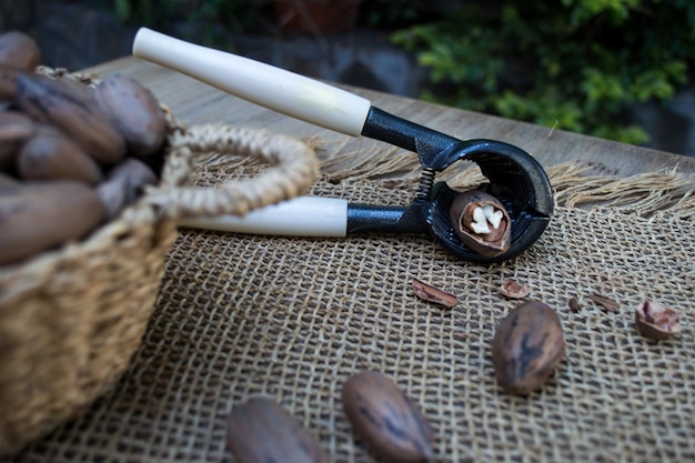 Foto vista de alto ângulo de biscoito de nozes na mesa com nozes de pecan