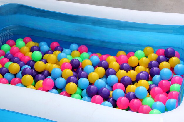 Foto vista de alto ângulo de bolas multicoloridas na piscina