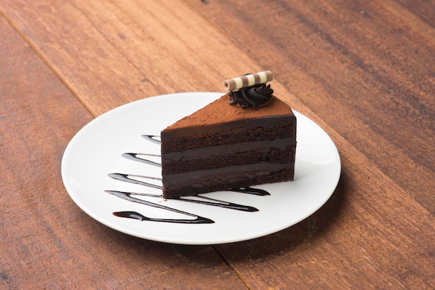 Vista de alto ângulo de bolo de chocolate em prato na mesa