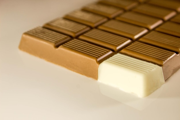 Foto vista de alto ângulo de bolo de chocolate na mesa contra fundo branco