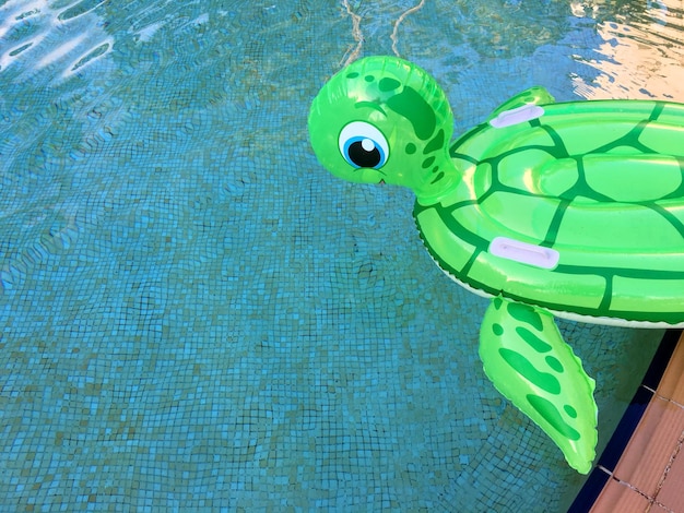 Foto vista de alto ângulo de brinquedo inflável em piscina