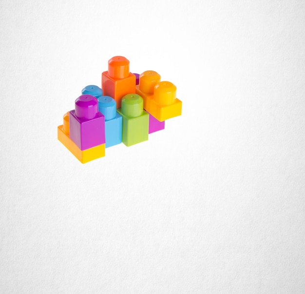 Vista de alto ângulo de brinquedos multicoloridos contra fundo branco