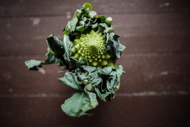 Foto vista de alto ângulo de brócolis romanesco na mesa