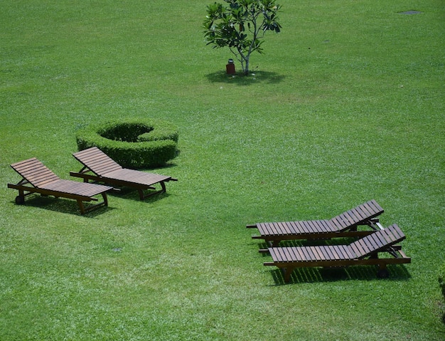 Foto vista de alto ângulo de cadeiras de salão no gramado