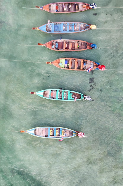 Foto vista de alto ângulo de cadeiras de terraço multicoloridas no lago