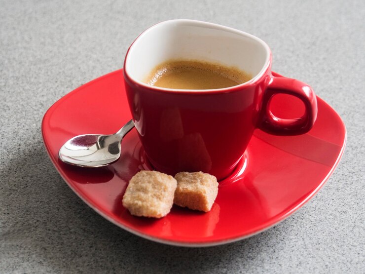 Foto vista de alto ângulo de café com açúcar na mesa