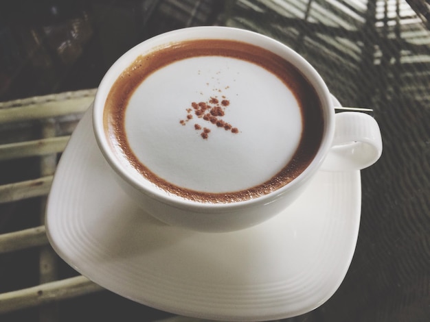 Vista de alto ângulo de café servido em uma mesa de vidro