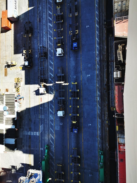 Foto vista de alto ângulo de caminhões no porto