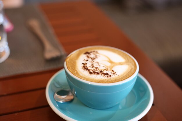 Foto vista de alto ângulo de cappuccino na mesa