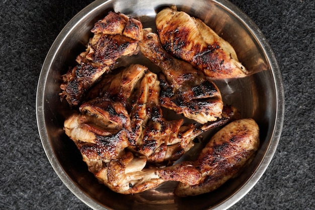 Vista de alto ângulo de carne de frango na panela depois de assada e grelhada