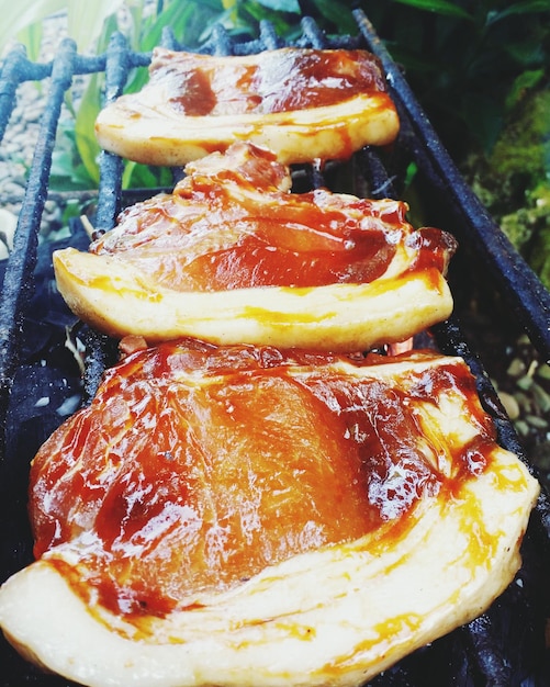 Foto vista de alto ângulo de carne de porco grelhada em churrasco