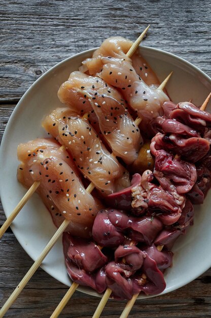 Foto vista de alto ângulo de carne e legumes espetados