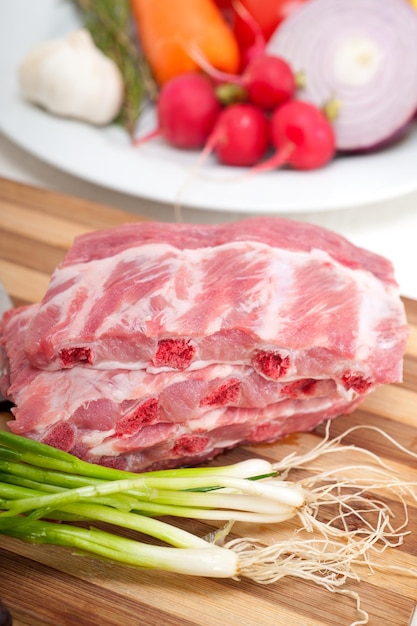Vista de alto ângulo de carne e legumes na tábua de cortar