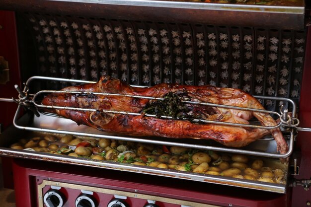 Foto vista de alto ângulo de carne grelhada sobre batatas preparadas